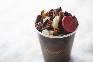 リンツの冬季限定大人気ドリンクが進化して今年も登場！ たっぷりの削りチョコレートが映える、濃厚でなめらかな口当たり 「リンツ メルティ ホットショコラドリンク」が11月1日より発売開始