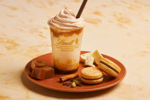 食べられる“ショコラストロー”で味わうリンツの期間限定ショコラドリンク 濃厚なキャラメルにチャイのスパイスが香る「リンツ キャラメルチャイ  ショコラドリンク with ショコラストロー」が9月1日より発売 ～リンツの秋チョコに「リンドール メープル」と贅沢ナッツ入りチョコレートが新登場～